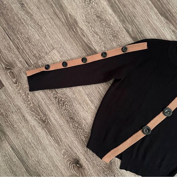 Nancy Yang Sweater - Picture 3 of 9